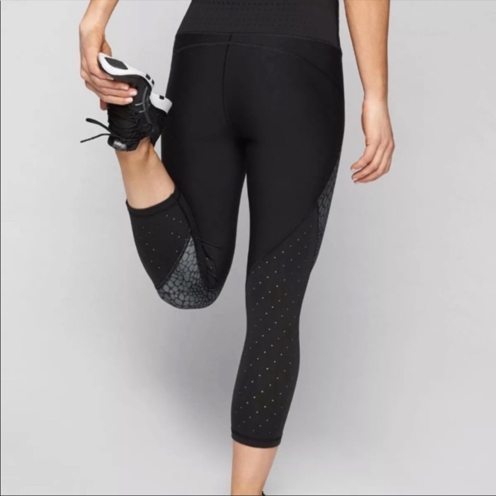 Athleta Crocodile Stealth TruCool Capri Skulptek Medium - Picture 9 of 14